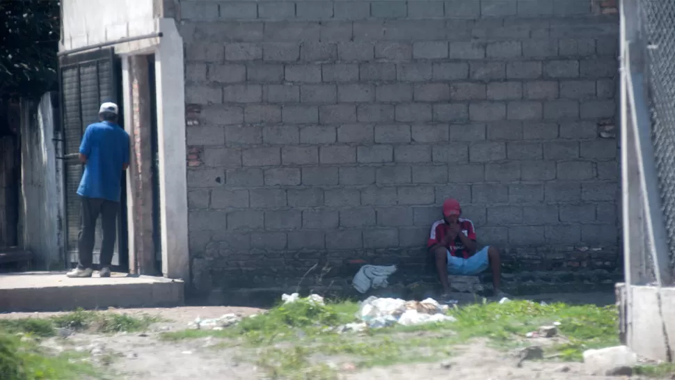 ADICTOS Y SOLITARIOS. Los “hijos de la calle” se vuelcan al consumo de estupefacientes y alcohol en las esquinas de barrios de la periferia. la gaceta / foto de FLORENCIA ZURITA (archivo)
