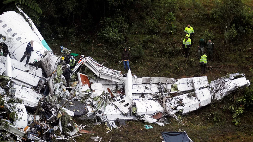 HIERROS RETORCIDOS. El avión se estrelló cuando estaba cerca de arribar a Medellín, donde el miércoles se jugaría la primera final de la Copa Sudamericana. 