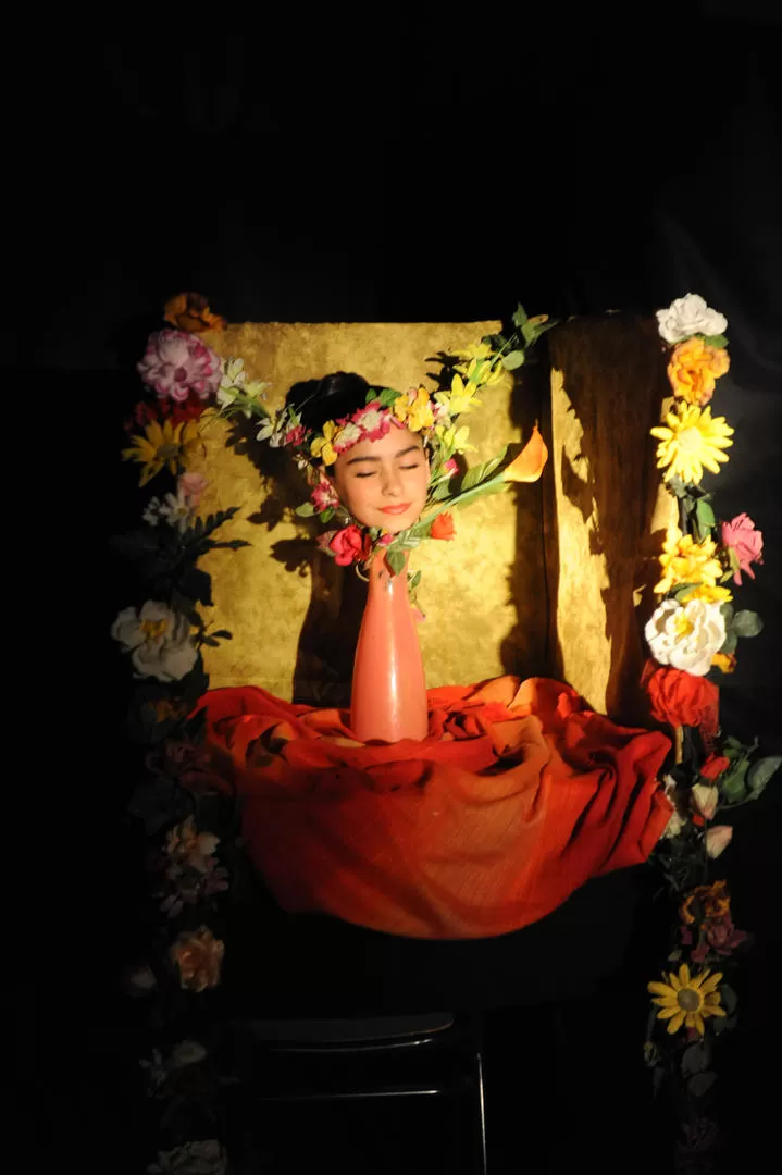 LA NIÑA FLOR. Fiorella Guzmán, del colegio María Auxiliadora, en un momento de la escena “El misterioso caso de la exótica flor sin nombre”.  la gaceta / fotos de josé nuno