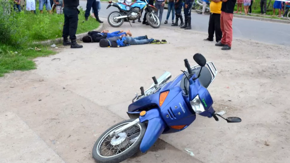 Dos jóvenes robaron una moto y fueron atrapados mientras escapaban