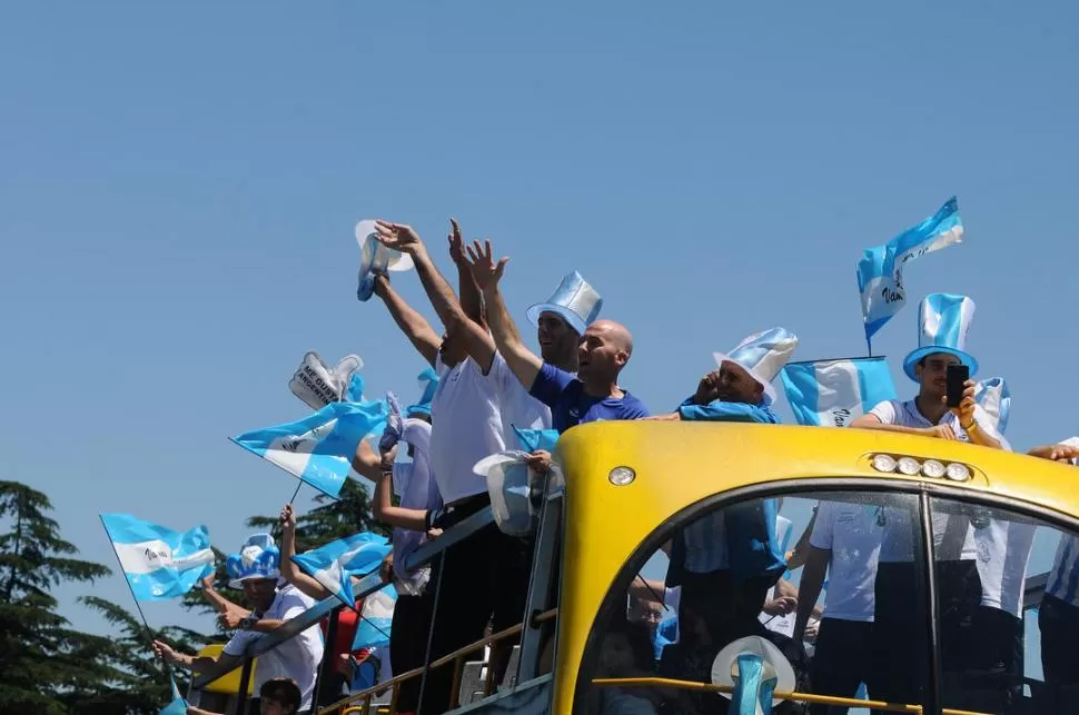 CALOR POPULAR. Los integrantes del equipo nacional, una vez arribados a Ezeiza, recorrieron las calles en un bus. En cada rincón de la ciudad fueron ovacionados. telam