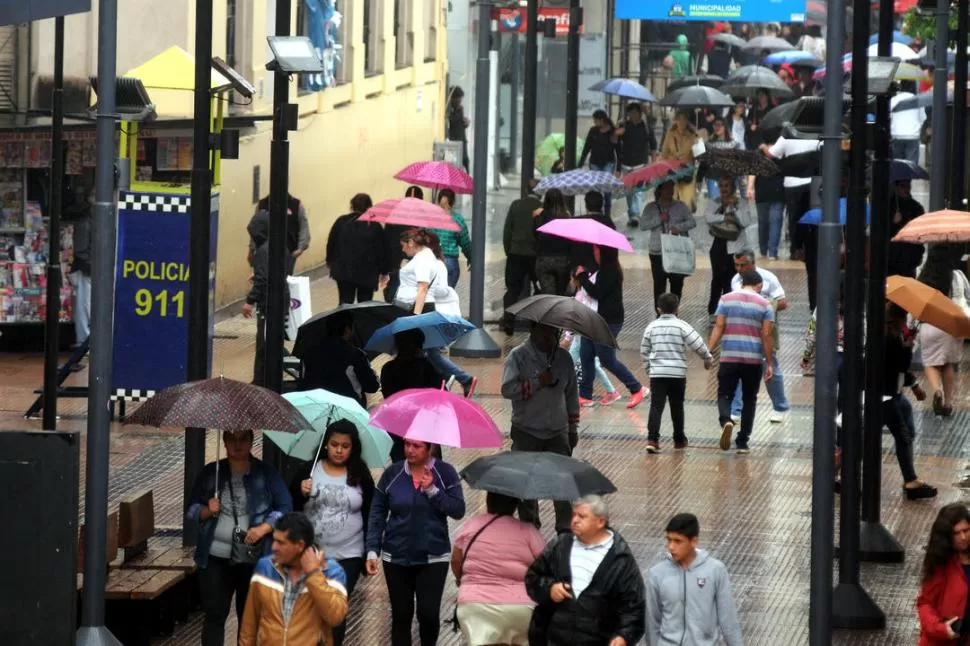 BAJO LA LLUVIA. Los paraguas serán muy usados entre diciembre y febrero por la mayoría de los tucumanos. la gaceta / foto de Analía Jaramillo (archivo)