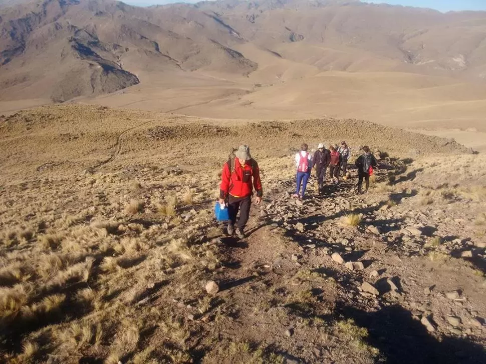 “SE HACE CAMINO AL ANDAR”. Un grupo de expedicionarios avanza en el trayecto por senderos de la montaña. FOTO GENTILEZA DE JOSÉ JIMÉNEZ