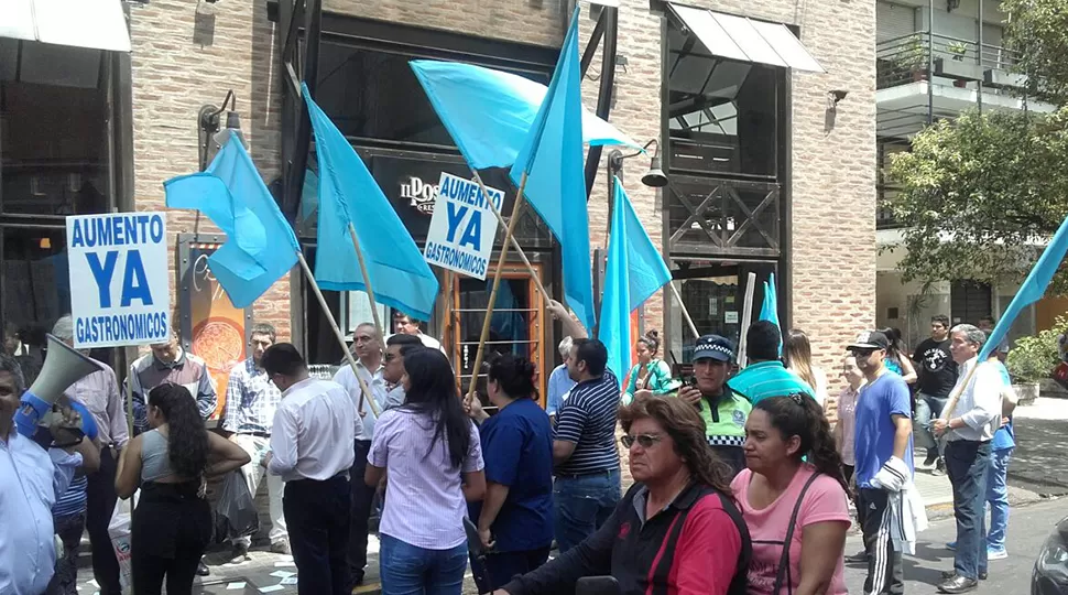 MANIFESTACIÓN. Los gastronómicos protestaron en 25 de Mayo y Córdoba, entre otros puntos.
