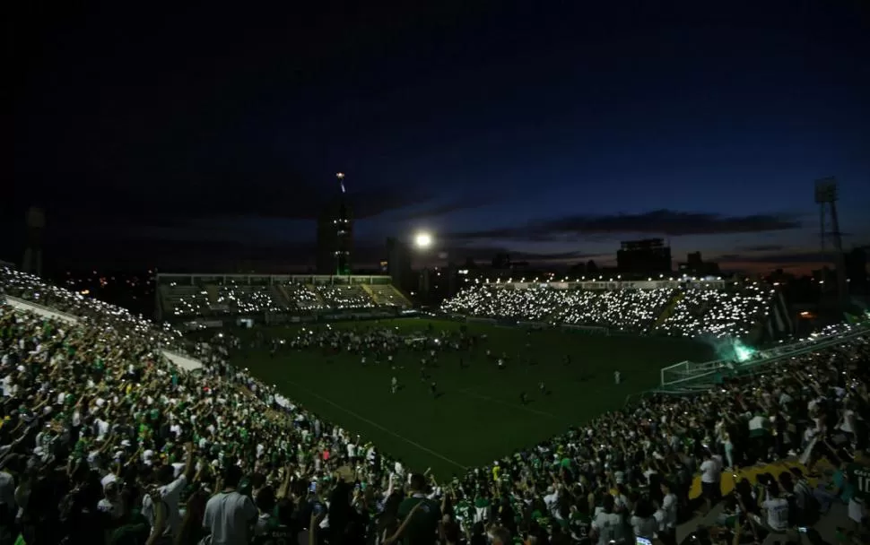 PRESENTES. Miles de hinchas de Chapecoense se reunieron en el estadio para homenajear a los futbolistas fallecidos. En Medellín, una multitud concurrió al estadio donde anoche debía jugarse la final. Reuters