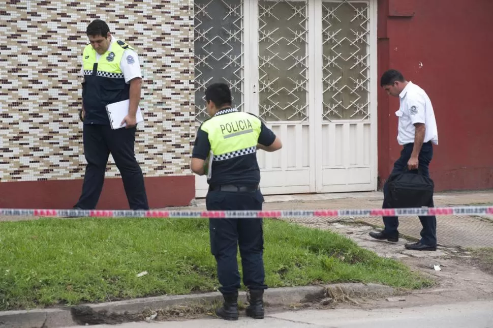 BÚSQUEDA. Peritos de la Policía trabajan en la puerta de la casa de la víctima. la gaceta / foto de DIEGO ARáOZ