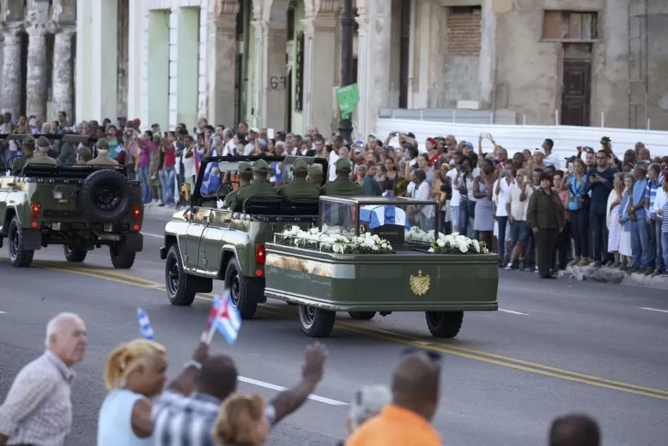 HASTA SIEMPRE. Los cubanos, en masa, se volcaron a calles y rutas para la despedida al jefe revolucionario. Reuters