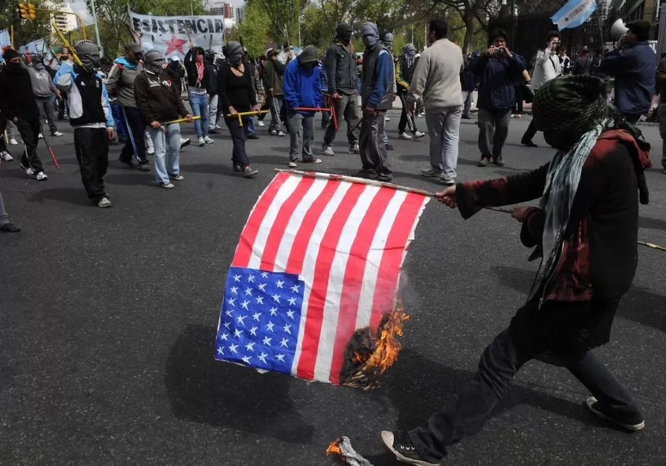 PELIGRO, FUEGO. Un manifestante quema una bandera de Estados Unidos. Ese tipo de acciones serán duramente penalizadas, según anunció Trump. dyn