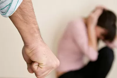 Violencia de género, corridas y forcejeos