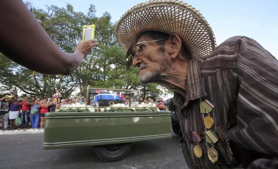 LUCHARON JUNTOS. Guillermo Cádiz, 82, despide a su compañero. Reuters