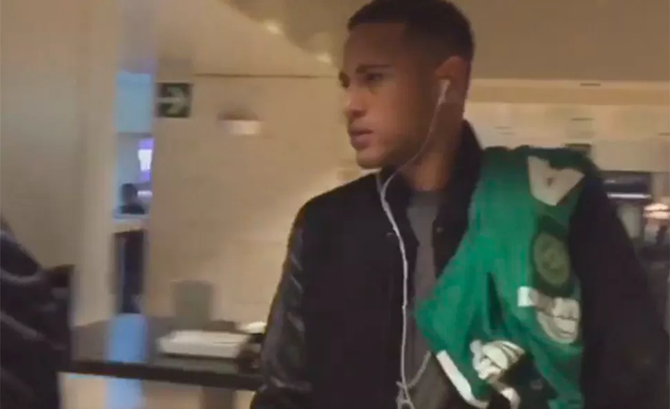 Antes del derby, Neymar llegó al Camp Nou con la camiseta de Chapecoense