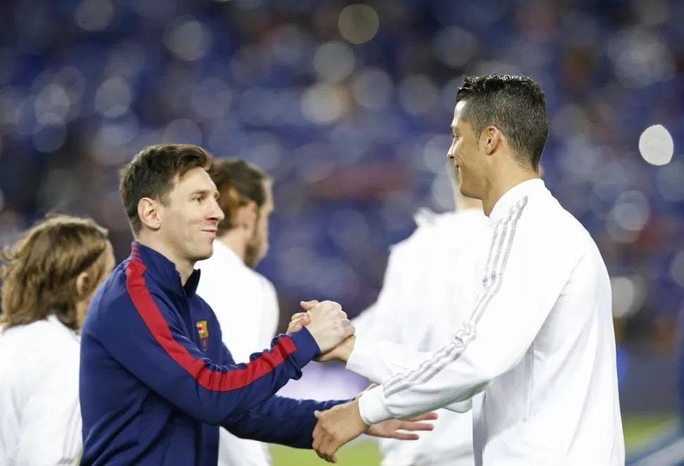ABRIL DE ESTE AÑO. Messi y Cristiano se saludan antes del clásico. Después el rosarino se dejó la barba y cambió el look. REUTERS