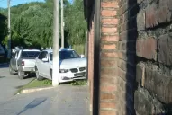 Estrelló su BMW contra un poste a metros de una casa en Alderetes