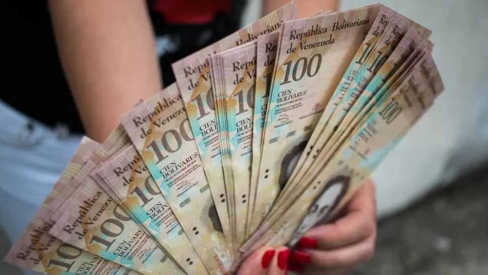 NO DAN ABASTO. Analistas consideran urgente la emisión de nuevas denominaciones de hasta 10.000 bolívares para facilitar las compras. divisasstore.com/