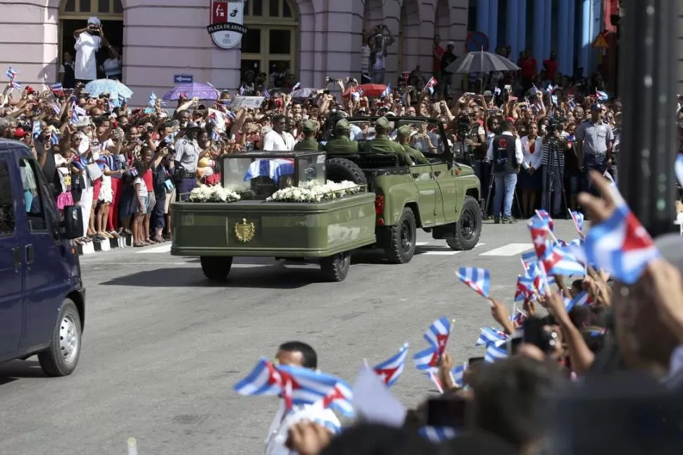 ARRIBO. La caravana que traslada los restos del ex presidente cubano Fidel Castro llegan a Santiago de Cuba, donde serán sepultados hoy. reuters