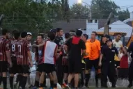Hinchas golpean brutalmente a un árbitro en la semifinal del Federal B