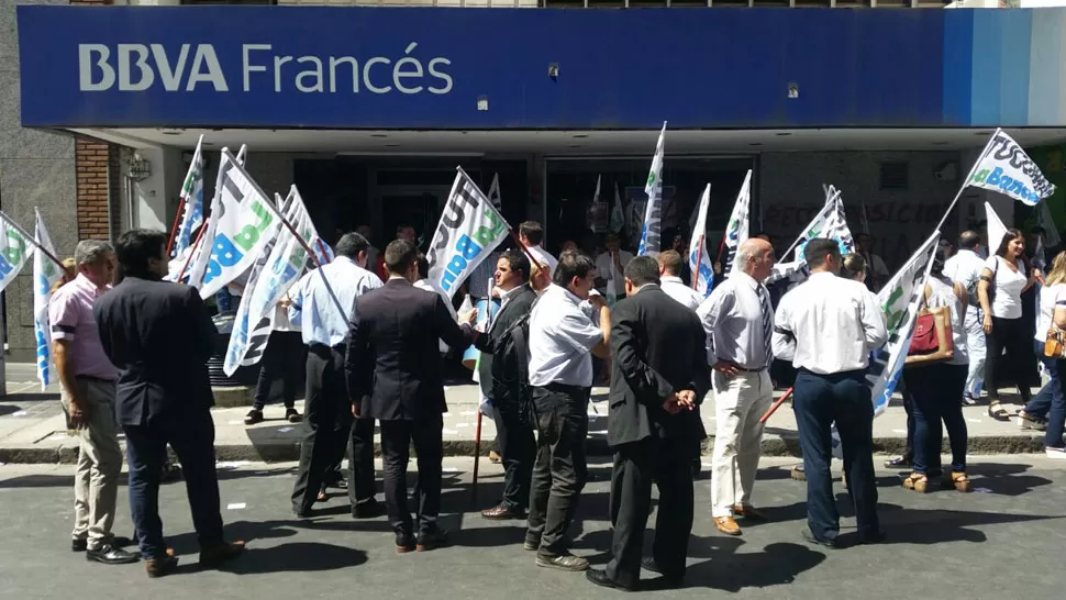 SAN MARTÍN AL 600. Miembros de La Bancaria protestan frente a un banco. LA GACETA / INÉS QUINTEROS ORIO