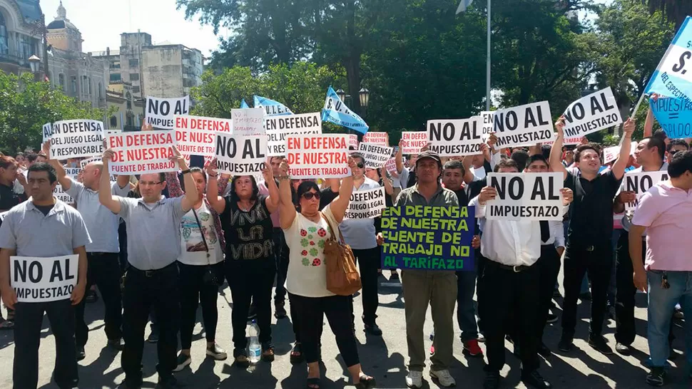 EN LA CALLE. Los trabajadores salieron con pancartas a manifestaron su malestar. LA GACETA / FOTO DE INÉS QUINTEROS ORIO VÍA MÓVIL