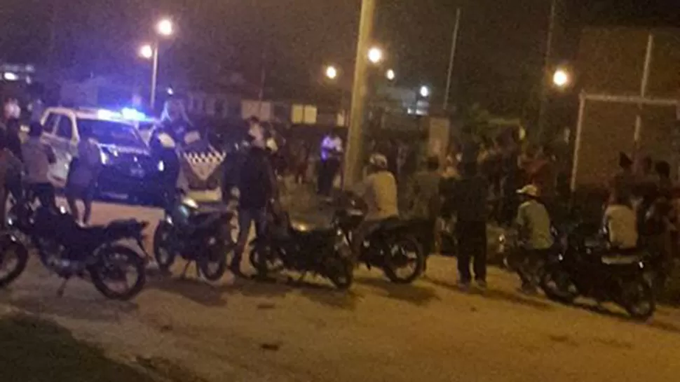 Un motociclistas murió al chocar contra el cordón en el barrio Atsa