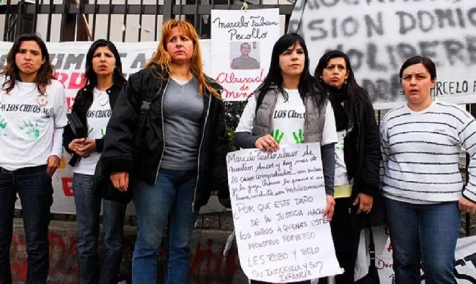 PROTESTA. Familiares de las víctimas en 2007 pidendo la condena del docente de música. FOTO TOMADA DE MINUTOUNO.COM.- 