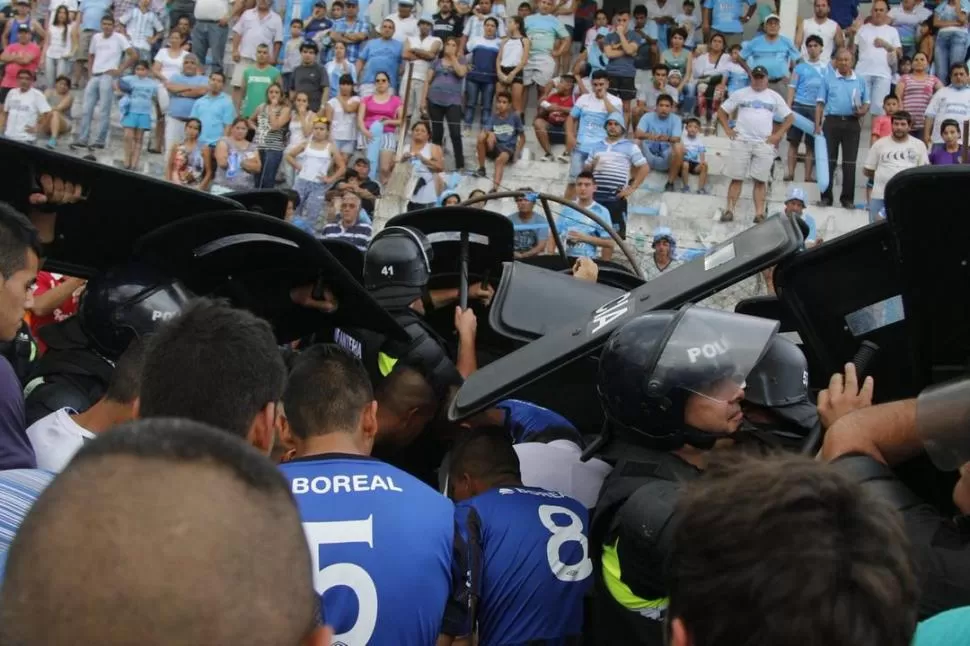 BOCHORNOSO. El árbitro Oscar Pérez y sus asistentes debieron salir custodiados por los policías luego de haber suspendido el partido que Deportivo Aguilares y Atlético igualaban 0-0 en el sur. twitter / @PUCAT15
