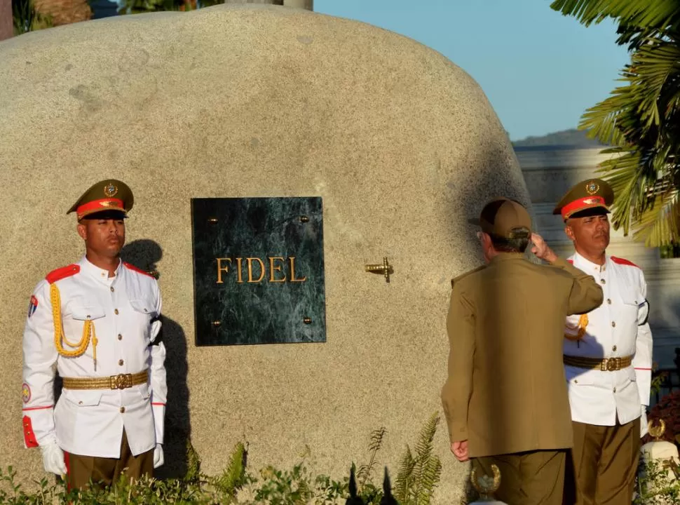 HASTA SIEMPRE. Raúl, hermano de Fidel y presidente del país, colocó la urna en la piedra del descanso eterno. 