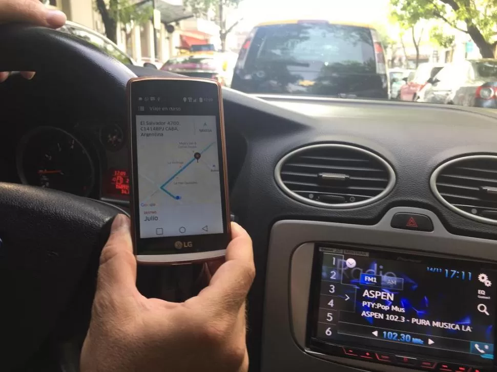VENTAJAS. Los autos de Uber están en buenas condiciones y son modelos nuevos. Así se ve la aplicación en el celular del conductor que llevó a LA GACETA, Guillermo. LA GACETA / FOTO DE JULIO MARENGO 
