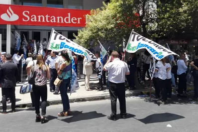 Tras las protestas, el gremio y los bancos se sentarán mañana a negociar el bono de fin de año