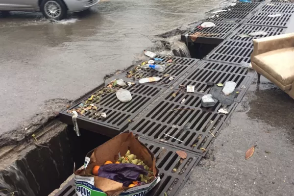 La falta de dos alcantarillas convirtió Francisco de Aguirre al 3600 en una trampa para autos