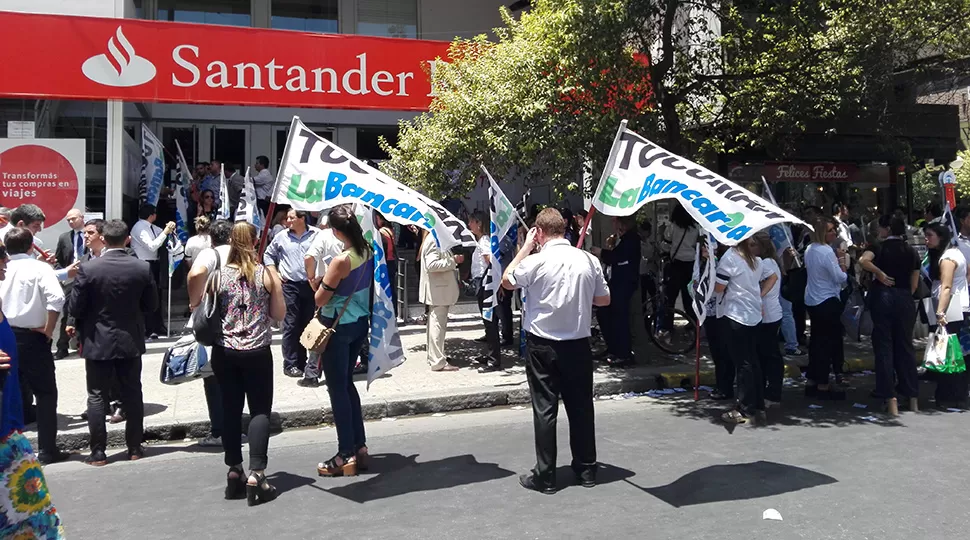 DEMANDA. Los trabajadores bancarios se movilizaron por el microcentro de la capital tucumana. ARCHIVO.