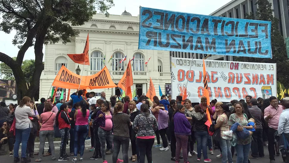 MOVILIZACIÓN. Los militantes se apostaron frente al teatro con una pancarta de felicitaciones para Manzur. LA GACETA / FOTO DE ALVARO MEDINA VÍA MÓVIL