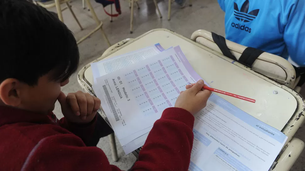 EVALUACIÓN. Una estudiante tucumana responde las preguntas de la prueba Aprender Argentina, que se tomó este año. ARCHIVO