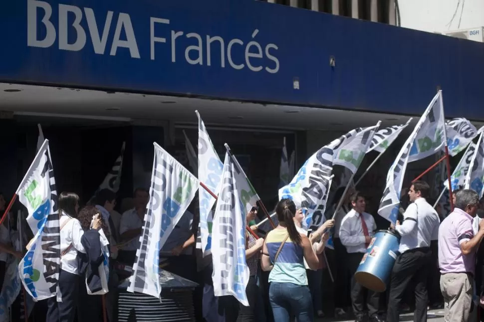 RECLAMO. Los empleados bancarios protestarán en sus lugares de trabajo. la gaceta / foto de Inés Quinteros Orio