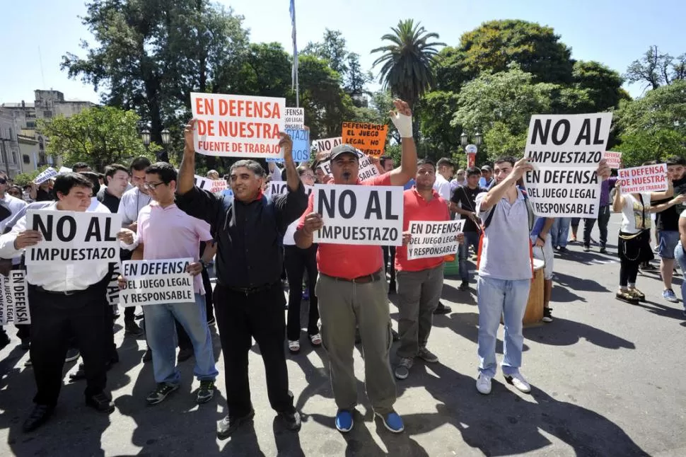 PROTESTA. Los empleados del juego reclamaron en la plaza Independencia. la gaceta / foto de Inés Quinteros Orio