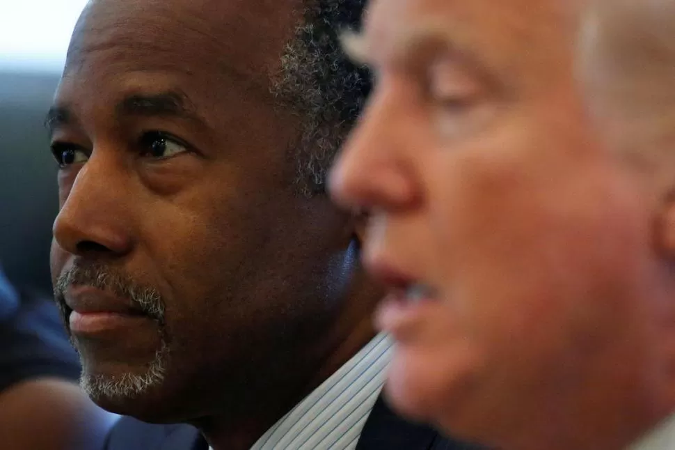 COLEGAS. Carson fue rival de Trump en la primera etapa de las primarias. Reuters