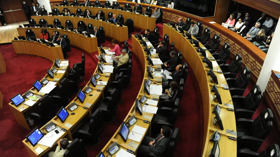 RECINTO. Los legisladores, en sus bancas, durante una sesión. ARCHIVO