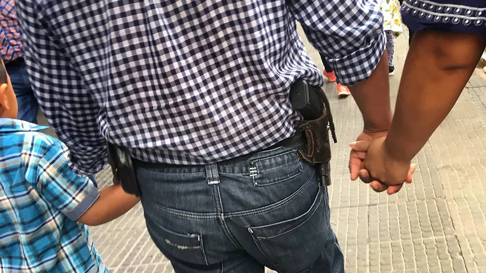ARMA A LA VISTA. El hombre vestía como cualquier tucumano por lo que se desconoce si se trató o no de un policía. FOTO TOMADA DE FACEBOOK.COM/PANTOJA.JULIO