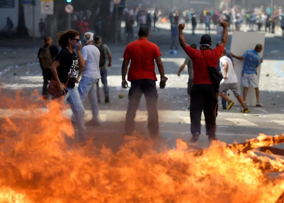 CAOS EN RÍO DE JANEIRO. Violentas manifestaciones se produjeron ayer en rechazo a las reformas de Temer. reuters