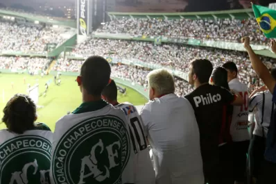 Miles de hinchas llenaron la cancha donde Chapecoense debía jugar la final de la Sudamericana