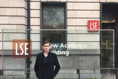 Un graduado con honores de la UNT se perfecciona en Londres