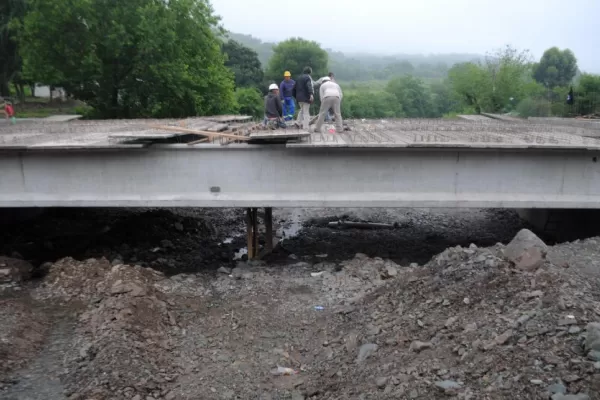 Dos años después, reponen los puentes en La Sala