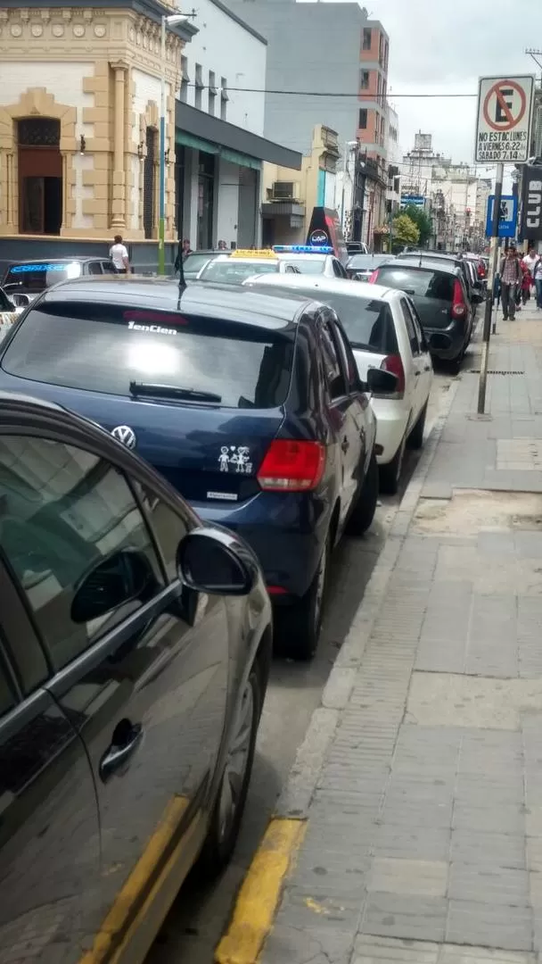 Pese al cartel de “prohibido estacionar”, toda la cuadra es ocupada por autos