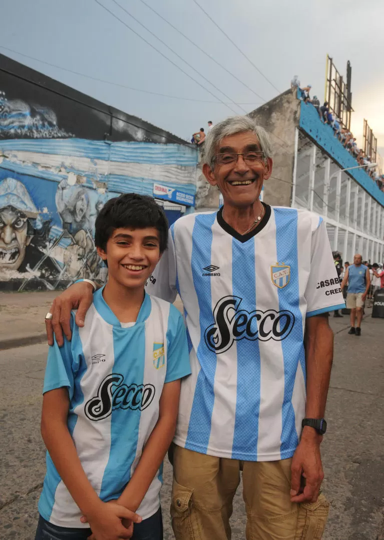 UNIDOS POR EL COLOR. Héctor y su nieto Mauro son hinchas de Atlético y van juntos a la cancha. 