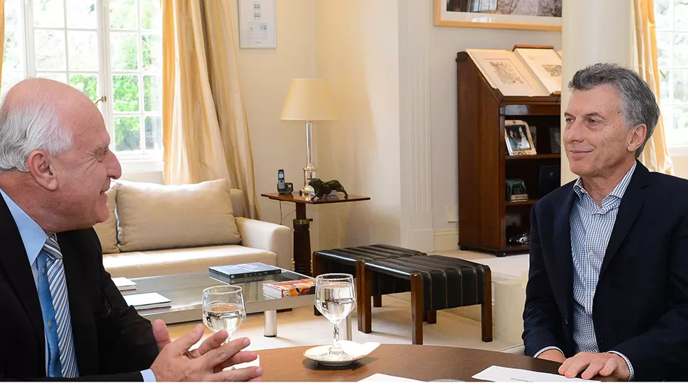 ENCUENTRO. Miguel Lifschitz y Mauricio Macri, en una reunión.  ARCHIVO. 