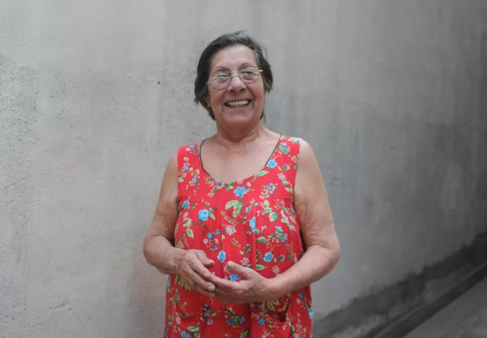 SIEMPRE AHÍ. Desde que nació, hace 75 años, Clara vive en la misma casa, frente al “Monumental”. la gaceta / foto de  adg