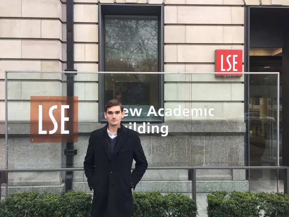 EN LONDRES. Fortino posa frente a uno de los edificios de la universidad londinense.