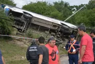 Un colectivo con estudiantes se quedó sin frenos y volcó en Carlos Paz: hay 21 heridos