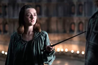 Filtraron fotos en topless de Maisie Williams, la actriz que encarna a Arya Stark en Game of thrones