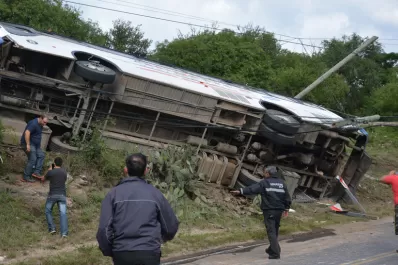 Mirá cómo quedó el colectivo que volcó en Carlos Paz