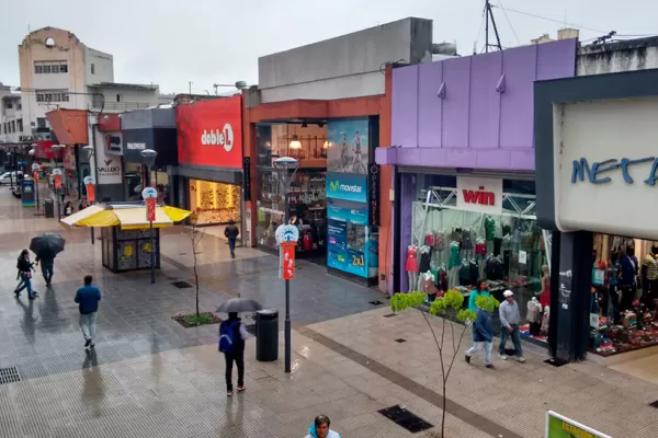 A pesar del feriado, el comercio atiende con normalidad en Tucumán